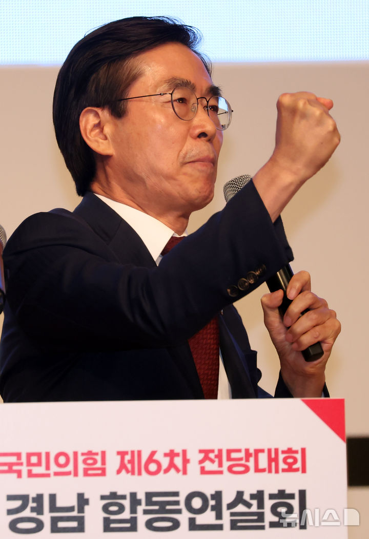  [부산=뉴시스] 하경민 기자 = 국민의힘 제6차 전당대회 부산·울산·경남 합동연설회가 열린 12일 부산 해운대구 벡스코 오디토리움에서 조경태 당 대표 후보가 정견을 발표하고 있다. 2025.08.12. yulnetphoto@newsis.com