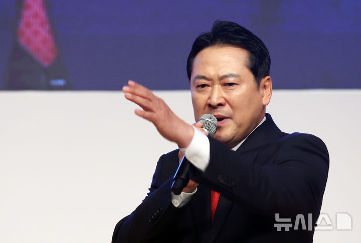  [부산=뉴시스] 하경민 기자 = 국민의힘 제6차 전당대회 부산·울산·경남 합동연설회가 열린 12일 부산 해운대구 벡스코 오디토리움에서 장동혁 당 대표 후보가 정견을 발표하고 있다. 2025.08.12. yulnetphoto@newsis.com