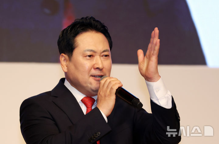  [부산=뉴시스] 하경민 기자 = 국민의힘 제6차 전당대회 부산·울산·경남 합동연설회가 열린 12일 부산 해운대구 벡스코 오디토리움에서 장동혁 당 대표 후보가 정견을 발표하고 있다. 2025.08.12. yulnetphoto@newsis.com