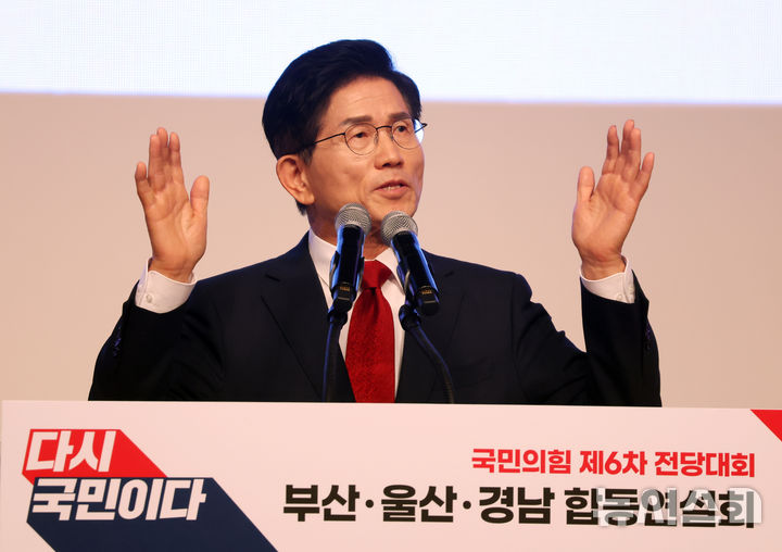  [부산=뉴시스] 하경민 기자 = 국민의힘 제6차 전당대회 부산·울산·경남 합동연설회가 열린 12일 부산 해운대구 벡스코 오디토리움에서 김문수 당 대표 후보가 정견을 발표하고 있다. 2025.08.12. yulnetphoto@newsis.com