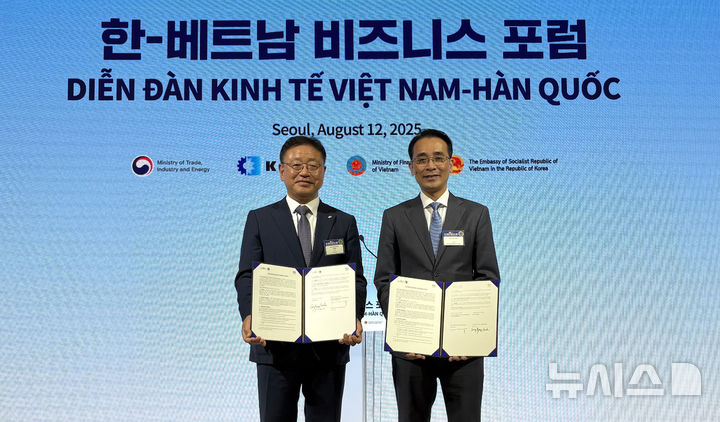 박상형 한전KDN 사장(왼쪽)은 12일 서울 롯데호텔 크리스탈볼룸에서 베트남 추 득 찐(Chu Duc Trinh) 하노이국립공과대학교(VNU-UET) 총장과 에너지산업의 디지털 전환과 사이버보안 강화를 위한 산학협력 업무협약을 체결했다. (사진=한전KDN 제공) photo@newsis.com *재판매 및 DB 금지
