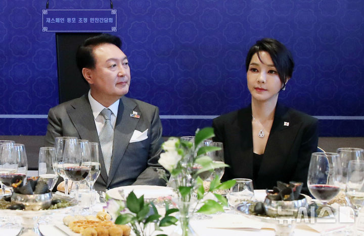 [서울=뉴시스] 전신 기자 = 김건희 특별검사팀은 서희건설이 김건희 여사가 지난 2022년 6월 해외 순방 당시 착용했다가 재산 신고 누락 논란이 불거졌던 '반 클리프 앤 아펠' 목걸이를 직접 구매해 김 여사에게 전달했다는 자수서를 받았다고 12일 밝혔다.사진은 지난 2022년 6월 29일(현지시간) 스페인 동포 초청 만찬간담회에 참석한 김 여사. 2025.08.12. photo1006@newsis.com