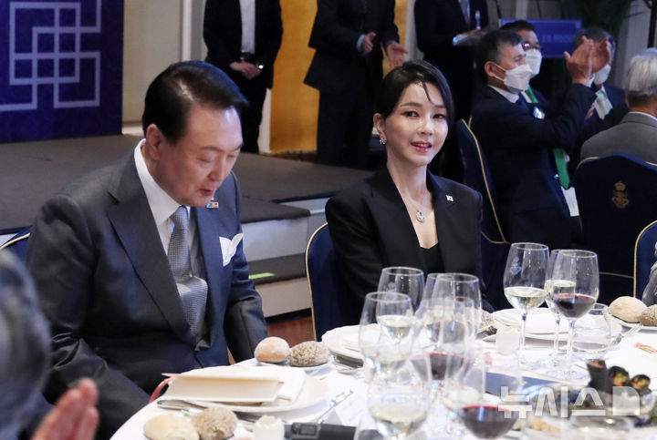 [서울=뉴시스] 전신 기자 = 김건희 여사를 둘러싼 이른바 '매관매직' 의혹을 수사해 온 특별검사팀이 김 여사를 알선수재와 청탁금지법 위반 혐의 등으로 기소하면서도, 공범 관계로 의심되는 윤석열 전 대통령의 뇌물수수 혐의에 대해서는 결론을 내리지 않고 국가수사본부로 사건을 넘기기로 했다. 사진은 지난 2022년 6월 29일(현지시간) 스페인 동포 초청 만찬간담회에 참석한 김 여사. 2025.08.12. photo1006@newsis.com