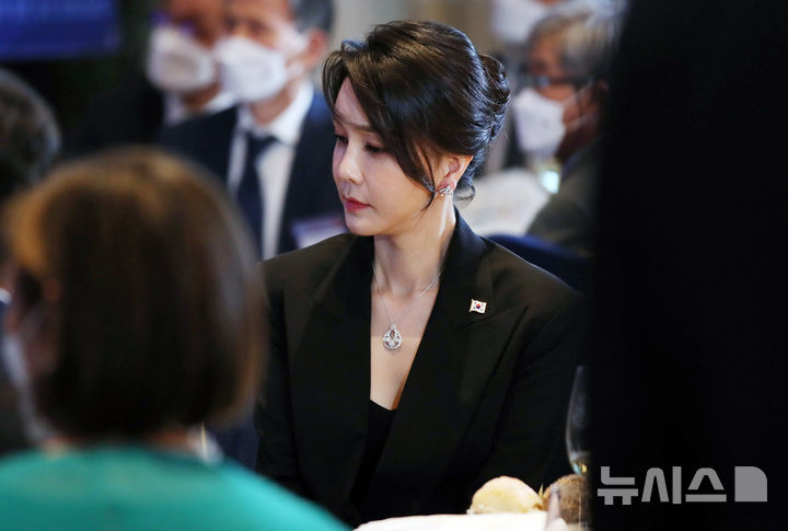 [서울=뉴시스] 전신 기자 = 김건희 특별검사팀은 서희건설이 김건희 여사가 지난 2022년 6월 해외 순방 당시 착용했다가 재산 신고 누락 논란이 불거졌던 '반 클리프 앤 아펠' 목걸이를 직접 구매해 김 여사에게 전달했다는 자수서를 받았다고 12일 밝혔다.사진은 지난 2022년 6월 29일(현지시간) 스페인 동포 초청 만찬간담회에 참석한 김 여사. 2025.08.12. photo1006@newsis.com