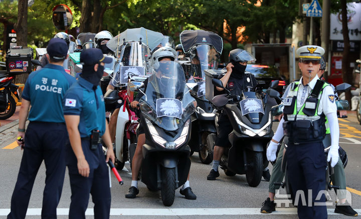 [서울=뉴시스] 김혜진 기자 = 배달노동자 라이더유니온 조합원들이 12일 오후 서울 중구 민주노총 앞에서 산재사망 배달노동자 추모 집회를 마치고 대통령실 앞으로 행진하고 있다. 2025.08.12. jini@newsis.com