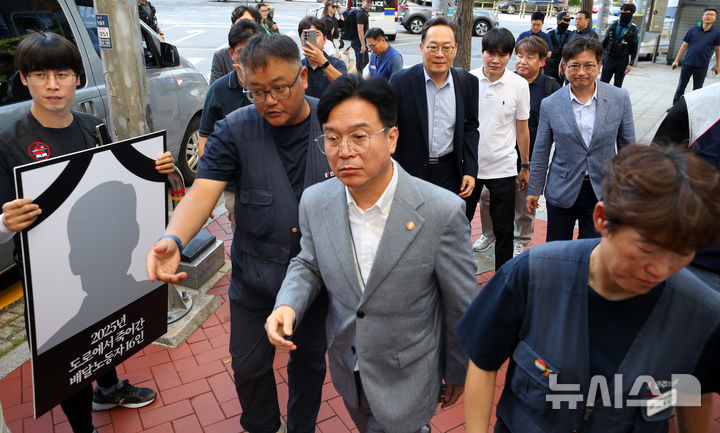 [서울=뉴시스] 김혜진 기자 = 김영훈 고용노동부 장관이 12일 오후 서울 중구 민주노총에서 양경수 민주노총 위원장 방문을 위해 건물로 들어서고 있다. 2025.08.12. jini@newsis.com