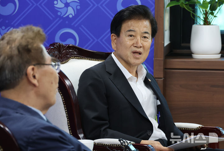 [서울=뉴시스] 김명원 기자 = 정동영 통일부 장관이 12일 서울 종로구 정부서울청사에서 열린 경협·교역·금강산 기업 단체 면담에 참석해 발언하고 있다. 2025.08.12. kmx1105@newsis.com