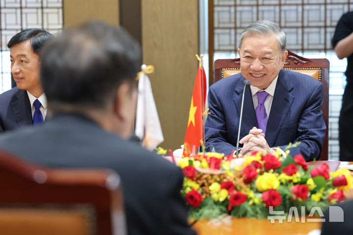 [서울=뉴시스] 국회사진기자단 = 또 럼(To Lam) 베트남 당서기장이 지난 8월 12일 서울 여의도 국회 접견실에서 우원식 국회의장을 면담하고 있다. 2025.08.12. photo@newsis.com