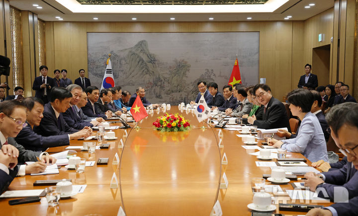 [서울=뉴시스] 국회사진기자단 = 우원식 국회의장이 12일 서울 여의도 국회 접견실에서 또 럼(To Lam) 베트남 당서기장을 면담하고 있다. 2025.08.12. photo@newsis.com