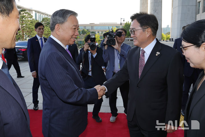 [서울=뉴시스] 국회사진기자단 = 우원식 국회의장이 지난 8월12일 서울 여의도 국회에서 또 럼(To Lam) 베트남 당서기장을 영접하고 있다. 2025.08.12. photo@newsis.com