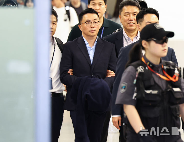 [인천공항=뉴시스] 최진석 기자 = '김건희 집사' 김예성 씨가 12일 인천공항으로 귀국해 체포되어 김건희 특검팀(특별검사 민중기) 사무실로 압송되고 있다. 2025.08.12. myjs@newsis.com