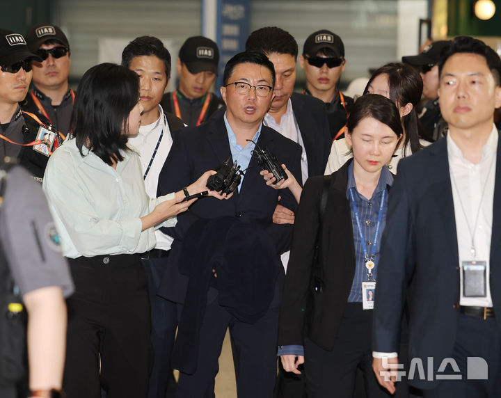 [인천공항=뉴시스] 최진석 기자 = '김건희 집사' 김예성 씨가 12일 인천공항으로 귀국해 체포되어 김건희 특검팀(특별검사 민중기) 사무실로 압송되고 있다. (공동취재) 2025.08.12. photo@newsis.com