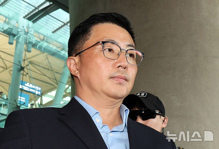 [인천공항=뉴시스] 최진석 기자 = '김건희 집사' 김예성 씨가 지난 12일 인천공항으로 귀국해 체포되어 김건희 특검팀(특별검사 민중기) 사무실로 압송되고 있다. (공동취재) 2025.08.12. photo@newsis.com