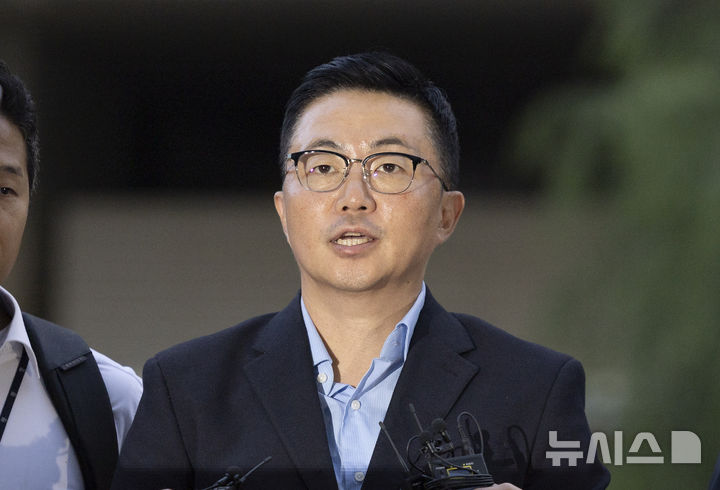 [서울=뉴시스] 김근수 기자 = 김건희 여사의 집사로 지목된 김예성씨가 지난 12일 오후 서울 종로구 KT 광화문빌딩 웨스트에 마련된 김건희 여사 의혹을 수사하는 민중기 특별검사 사무실로 압송되고 있다. 김 씨는 특검이 수사 중인 ‘집사 게이트’의 핵심 인물로, 자신이 설립에 참여한 렌터카 업체가 지난 2023년 카카오모빌리티, HS효성 등 기업들로부터 184억 원을 투자받는 과정에 김건희 씨와의 친분을 내세워 영향력을 행사했다는 혐의를 받고있다. 2025.08.14. ks@newsis.com
