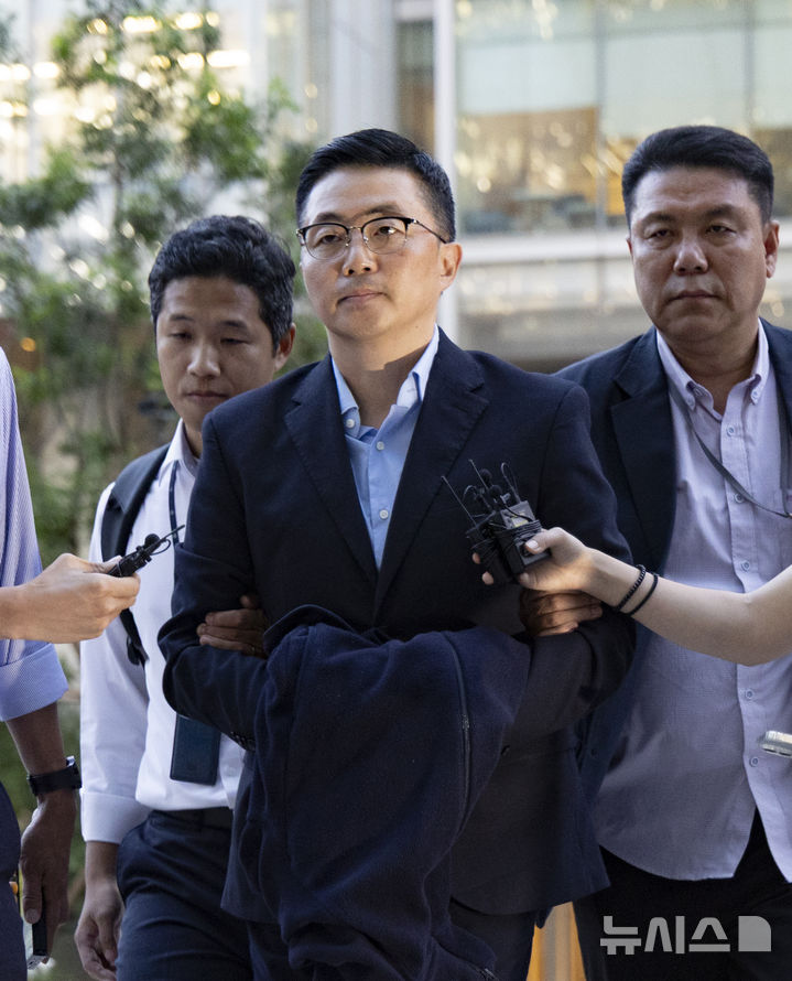 [서울=뉴시스] 김근수 기자 = 김건희 여사의 집사로 지목된 김예성씨가 12일 오후 서울 종로구 KT 광화문빌딩 웨스트에 마련된 김건희 여사 의혹을 수사하는 민중기 특별검사 사무실로 압송되고 있다.  김 씨는 특검이 수사 중인 ‘집사 게이트’의 핵심 인물로, 자신이 설립에 참여한 렌터카 업체가 지난 2023년 카카오모빌리티, HS효성 등 기업들로부터 184억 원을 투자받는 과정에 김건희 씨와의 친분을 내세워 영향력을 행사했다는 혐의를 받고있다. 2025.08.12. ks@newsis.com