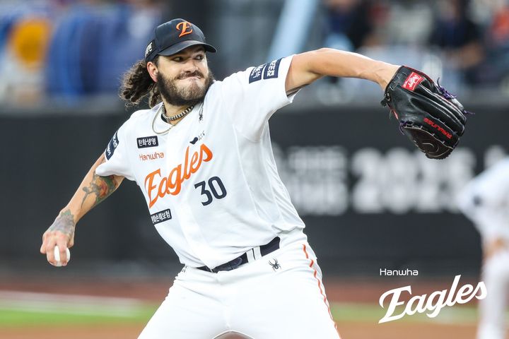 [서울=뉴시스] 12일 대전 한화생명이글스파크에서 열린 프로야구 롯데 자이언츠와 한화 이글스의 경기에서 한화 폰세가 투구를 하고 있다. 폰세는 이날 KBO 최초 개막 15연승과 최소 경기 200K 신기록을 달성했다. (사진=한화이글스 제공). 2025.08.12. photo@newsis.com *재판매 및 DB 금지