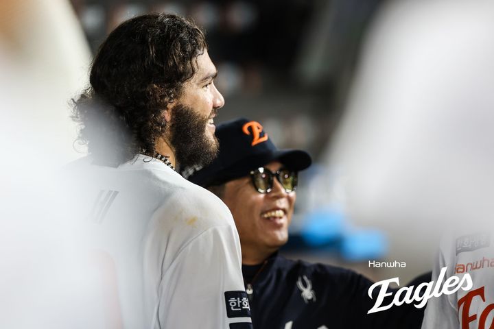 [서울=뉴시스] 12일 대전 한화생명이글스파크에서 열린 프로야구 롯데 자이언츠와 한화 이글스의 경기에서 투구를 마친 한화 폰세가 양상문 투수코치와 환하게 웃고 있다. 폰세는 이날 KBO 최초 개막 15연승과 최소 경기 200K 신기록을 달성했다. (사진=한화이글스 제공). 2025.08.12. photo@newsis.com *재판매 및 DB 금지