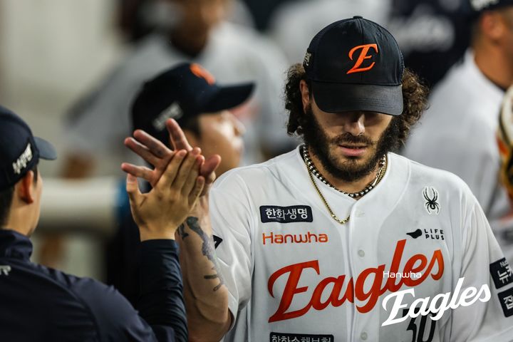 [서울=뉴시스] 12일 대전 한화생명이글스파크에서 열린 프로야구 롯데 자이언츠와 한화 이글스의 경기에서 한화 폰세가 이닝을 마친 후 덕아웃에서 팀 동료와 하이파이브를 하고 있다. 폰세는 이날 KBO 최초 개막 15연승과 최소 경기 200K 신기록을 달성했다. (사진=한화이글스 제공). 2025.08.12. photo@newsis.com *재판매 및 DB 금지