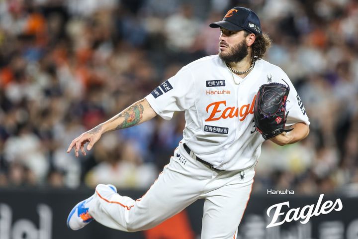 [서울=뉴시스] 12일 대전 한화생명이글스파크에서 열린 프로야구 롯데 자이언츠와 한화 이글스의 경기에서 한화 폰세가 투구를 하고 있다. 폰세는 이날 KBO 최초 개막 15연승과 최소 경기 200K 신기록을 달성했다. (사진=한화이글스 제공). 2025.08.12. photo@newsis.com *재판매 및 DB 금지