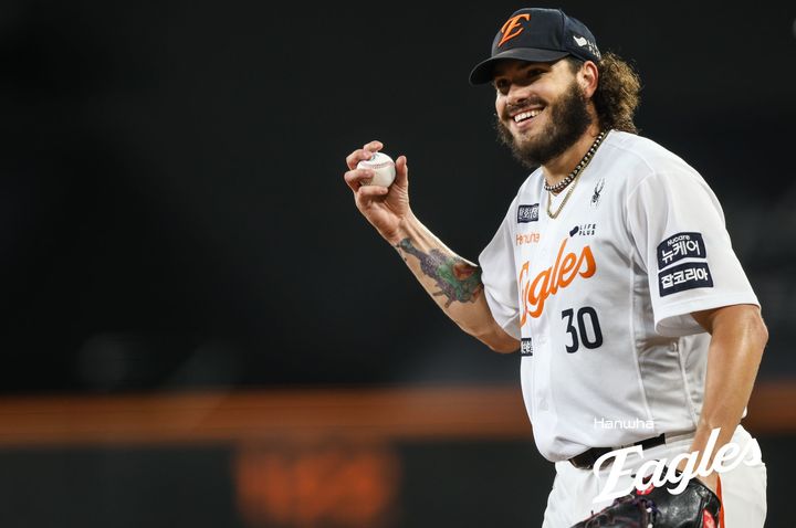 [서울=뉴시스] 12일 대전 한화생명이글스파크에서 열린 프로야구 롯데 자이언츠와 한화 이글스의 경기에서 한화 폰세가 환하게 웃고 있다. 폰세는 이날 KBO 최초 개막 15연승과 최소 경기 200K 신기록을 달성했다. (사진=한화이글스 제공). 2025.08.12. photo@newsis.com *재판매 및 DB 금지