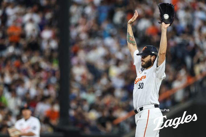 [서울=뉴시스] 12일 대전 한화생명이글스파크에서 열린 프로야구 롯데 자이언츠와 한화 이글스의 경기에서 한화 폰세가 투구 중 손을 들어보이고 있다. 폰세는 이날 KBO 최초 개막 15연승과 최소 경기 200K 신기록을 달성했다. (사진=한화이글스 제공). 2025.08.12. photo@newsis.com *재판매 및 DB 금지