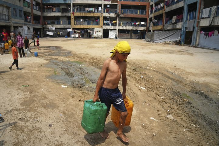 [가자시티=AP/뉴시스] 지난 12일(현지 시간) 가자지구 가자시티에서 팔레스타인 소년이 무더운 날씨 속 급수 지점에서 물을 받아 나르고 있다. 2025.08.14.