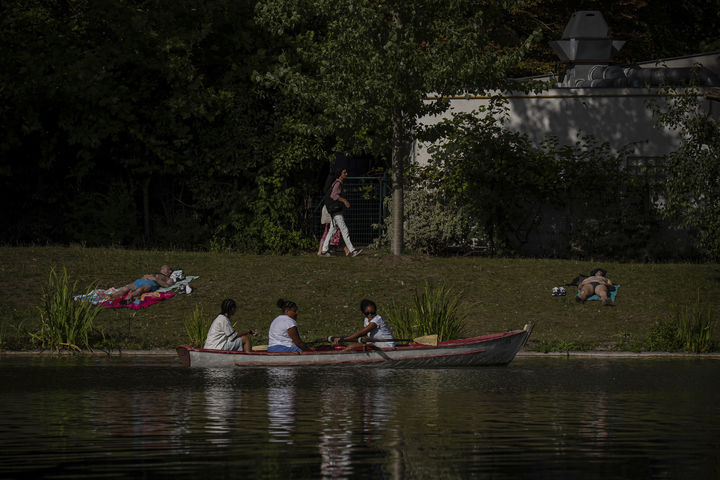 [파리=AP/뉴시스] 12일(현지 시간) 프랑스 파리 라크 도메닐 강에서 시민들이 휴식하고 있다. 2025.08.13.