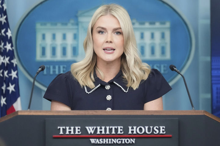 [워싱턴=AP/뉴시스]캐럴라인 레빗 백악관 대변인이 12일(현지 시간) 정례브리핑에서 기자들의 질문에 답하고 있다. 2025.08.13.