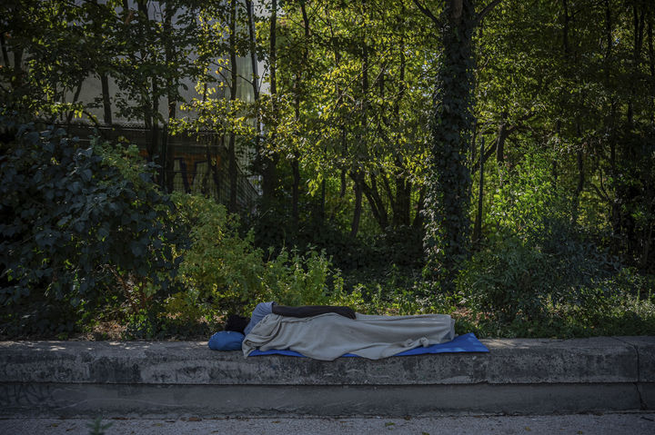 [파리=AP/뉴시스] 12일(현지 시간) 프랑스 파리에서 한 노숙자가 그늘 아래서 잠을 자고 있다. 2025.08.13.