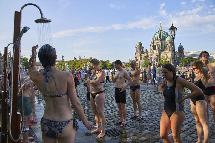 [베를린=AP/뉴시스] 12일(현지 시간) 독일 베를린에서 슈프레강 수영 금지 해제를 촉구하며 수영을 마친 수영객들이 샤워하고 있다. 슈프레강은 수질 오염에 따른 보건 위험으로 100년 넘게 수영이 금지됐다. 시민 단체 등은 슈프레강이 수영할 만큼 수질이 개선됐다면서 수영 허용을 촉구하고 있다. 2025.06.18.