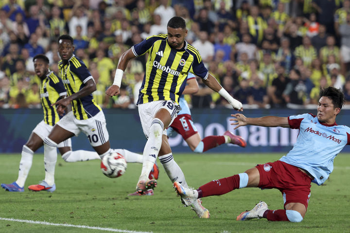 [이스탄불=AP/뉴시스] 네덜란드 프로축구 에레디비시 페예노르트와 튀르키예 프로축구 쉬페르리그 페네르바체의 유럽축구연맹(UEFA) 챔피언스리그(UCL) 3차 예선 2차전 맞대결. 2025.08.12.