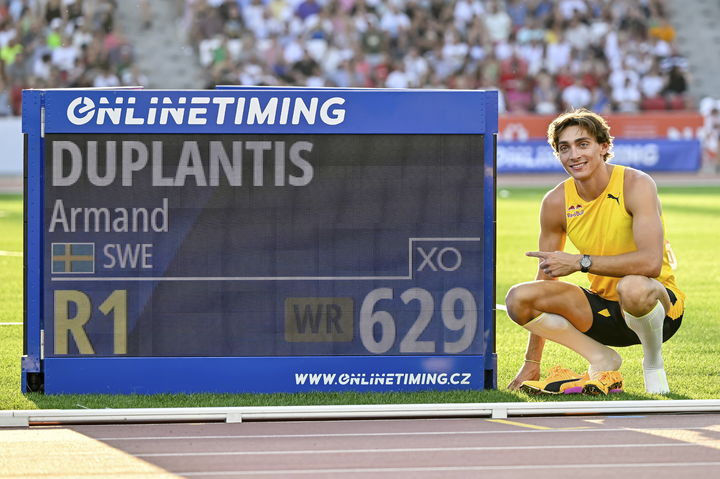 [부다페스트=AP/뉴시스]듀플랜티스, 남자 장대높이뛰기 세계신기록. 2025.08.12.