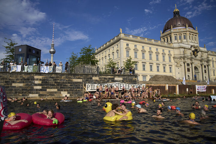 [베를린=AP/뉴시스] 12일(현지 시간) 독일 베를린에서 시민들이 슈프레강 수영 금지 해제를 촉구하며 강에서 수영하고 있다. 슈프레강은 수질 오염에 따른 보건 위험으로 100년 넘게 수영이 금지됐다. 시민 단체 등은 슈프레강이 수영할 만큼 수질이 개선됐다면서 수영 허용을 촉구하고 있다. 2025.06.18.