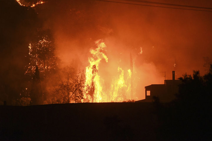 [그리스=AP/뉴시스] 12일(현지 시간) 그리스 서부 파트라스 시 인근 카미니아 마을에서 산불이 발생해 불길이 치솟고 있다. 2025.08.13.