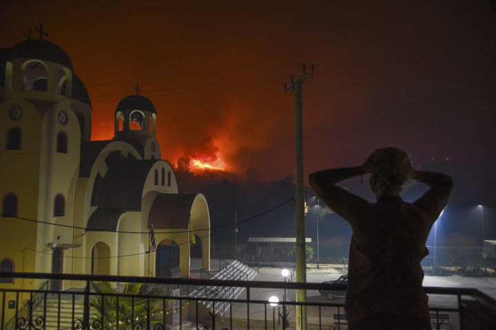 [파트라=AP/뉴시스] 12일(현지 시간) 그리스 서부 파트라 인근 추칼레이카 마을에서 한 주민이 산불로 타오르는 언덕을 안타까운 모습으로 바라보고 있다. 2025.08.13.