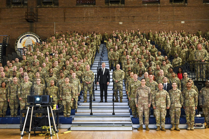 [워싱턴=AP/뉴시스]댄 드리스콜 미 육군 장관이 12일(현지시각) 미 수도 워싱턴 주방위군 무기고에서 주방위군 소속 육군 및 공군 장병들과 함께 포즈를 취하고 있다. 미 정부가 국내 소요에 대비한 신속대응부대 창설을 검토하고 있다. 2025.8.13.)