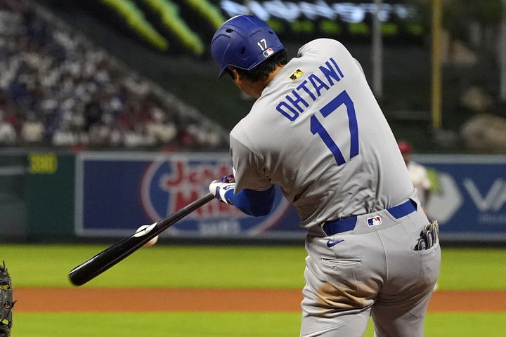 [애너하임=AP/뉴시스] LA 다저스의 오타니 쇼헤이가 12일(현지 시간) 미 캘리포니아주 애너하임의 에인절 스타디움에서 열린 2025 메이저리그 LA 에인절스와의 경기 9회 초 1점 홈런(시즌 43호)을 치고 있다. 오타니는 4경기 연속 홈런 포를 가동하며 3타수 1안타(홈런) 1타점 2득점 2볼넷을 기록했으나 다저스는 10회 승부치기 끝에 6-7로 패했다. 2025.08.13.