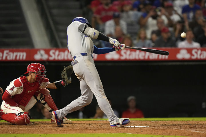 [애너하임=AP/뉴시스] LA 다저스의 오타니 쇼헤이가 12일(현지 시간) 미 캘리포니아주 애너하임의 에인절 스타디움에서 열린 2025 메이저리그 LA 에인절스와의 경기 9회 초 1점 홈런(시즌 43호)을 치고 있다. 오타니는 4경기 연속 홈런 포를 가동하며 3타수 1안타(홈런) 1타점 2득점 2볼넷을 기록했으나 다저스는 10회 승부치기 끝에 6-7로 패했다. 2025.08.13.