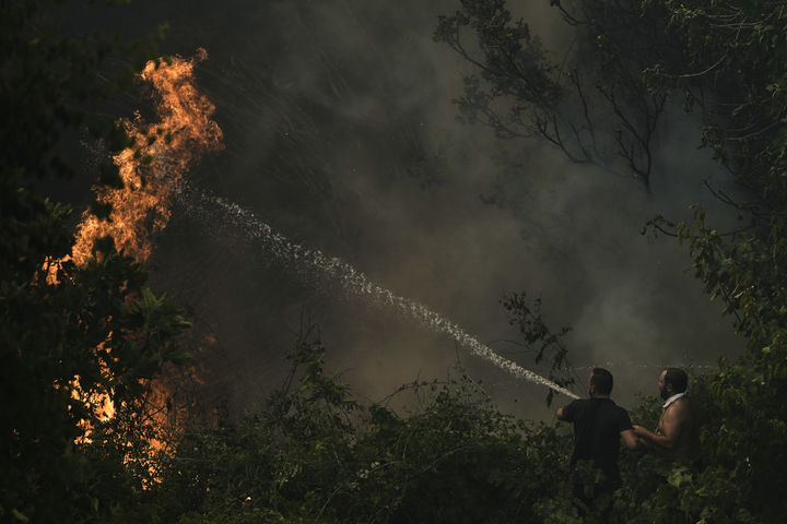 [파트라스=AP/뉴시스] 13일(현지 시간) 그리스 서부 파트라스 외곽 분테니 마을에서 산불이 발생해 남성들이 화재 진압을 하고 있다. 2025.08.14.