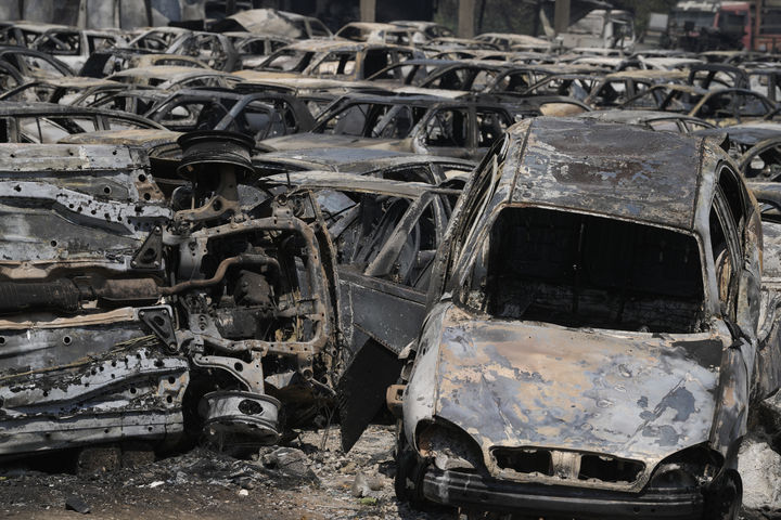 [파트라스=AP/뉴시스] 13일(현지 시간) 그리스 서부 파트라스에서 산불이 발생해 카토아카이아의 한 주차장에 불에 탄 차량이 세워져 있다. 2025.08.14.