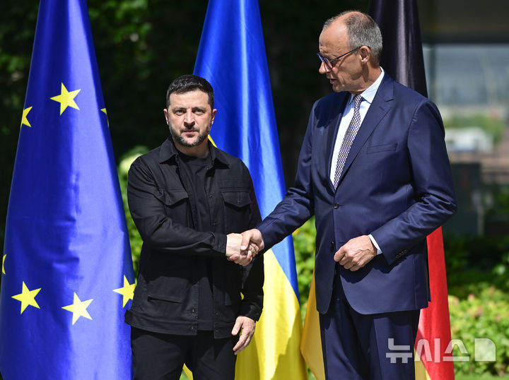 [AP/뉴시스] 우크라이나의 볼로디미르 젤렌스키 대통령(왼쪽)이 13일 유럽-트럼프 간 화상회동에 합류하기 위해 베를린에 도착해 프리드리히 메르츠 독일 총리의 환영을 받고 있다