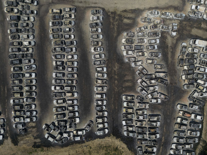 [파트라스=AP/뉴시스] 13일(현지 시간) 그리스 서부 파트라스에서 산불이 발생해 카토아카이아의 한 주차장에 불에 탄 차량이 세워져 있다. 2025.08.14.