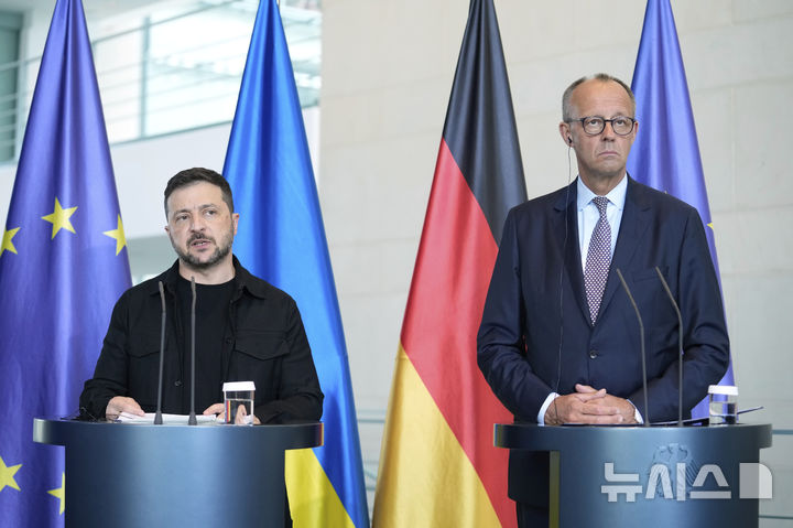 [베를린=AP/뉴시스] 프리드리히 메르츠 독일 총리(오른쪽)와 볼로디미르 젤렌스키 우크라이나 대통령이 12일 도널드 트럼프 대통령과 화상 회의 후 베를린에서 공동 기자 회견을 갖고 있다. 2025.08.14. 