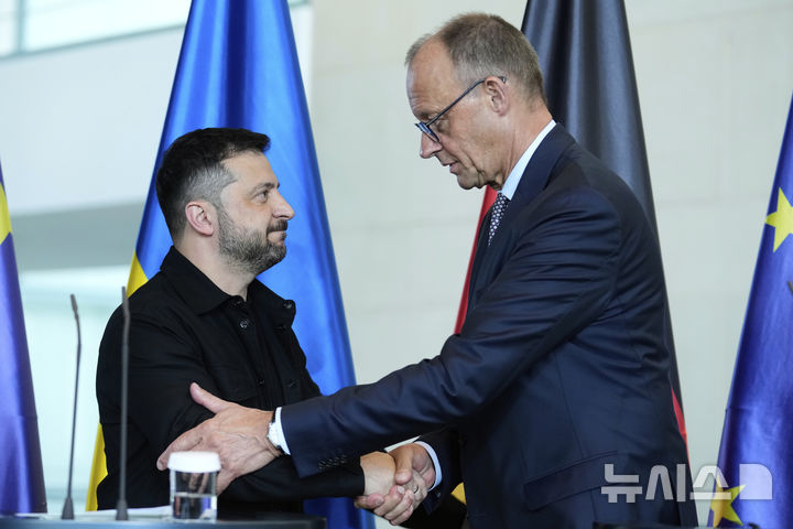 [베를린=AP/뉴시스] 프리드리히 메르츠 독일 총리(오른쪽)와 볼로디미르 젤렌스키 우크라이나 대통령이 12일(현지 시각) 도널드 트럼프 대통령과 화상 회의 후 베를린에서 공동 기자 회견을 갖기에 앞서 악수하고 있다. 2025.08.14.