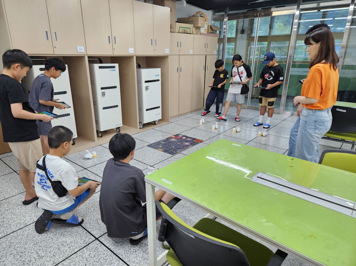 [고성(경남)=뉴시스] 신정철 기자= 경상남도고성교육지원청(교육장 전제동)은 12일부터 14일까지 사흘 동안 초등학교 5~6학년 50명을 대상으로 고성미래교육지원센터에서 ‘2025. 여름방학 학생캠프’를 운영한다.사진은 피지컬컴퓨팅 모습.(사진=고성교육지원청 제공).2025.08.12. photo@newsis.com *재판매 및 DB 금지