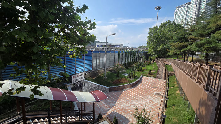 [성남=뉴시스] 새로 단장한 성남시 분당구 정자동 184-1번지 지하통로 입구.(사진=성남시 제공)2025.08.13.photo@newsis.com *재판매 및 DB 금지