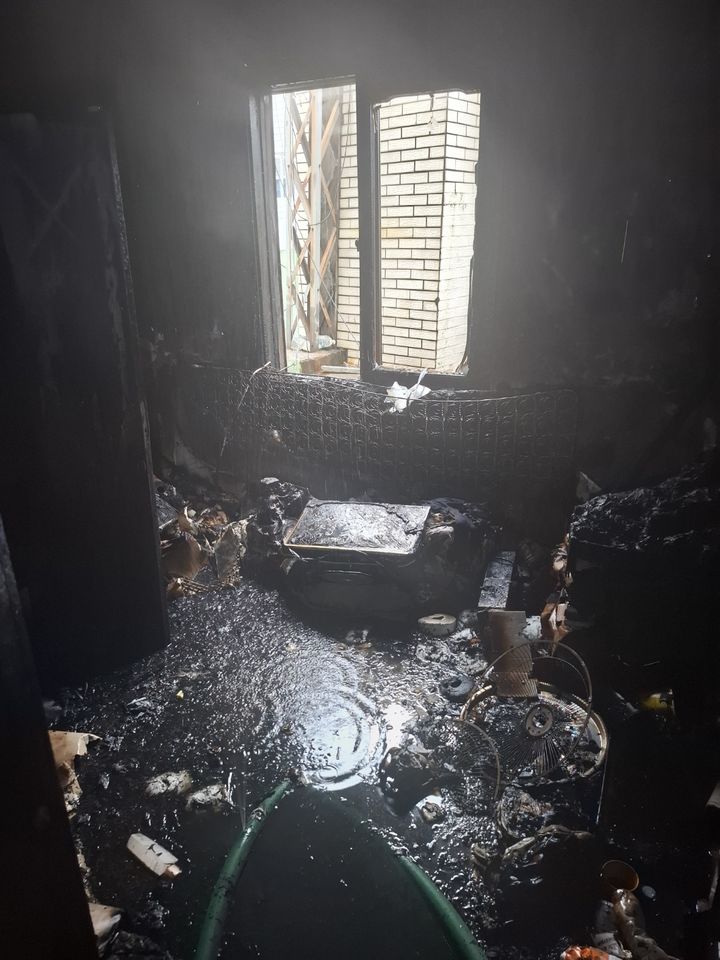 [부산=뉴시스] 13일 오전 부산 서구의 한 4층짜리 다세대주택 2층 A씨의 집에서 원인이 밝혀지지 않은 불이 났다. (사진=부산소방재난본부 제공) 2025.08.13. photo@newsis.com *재판매 및 DB 금지