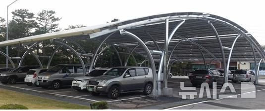 [세종=뉴시스]공공주차장에 캐노피형 태양광 발전설비가 설치된 모습.(사진=산업부 제공)