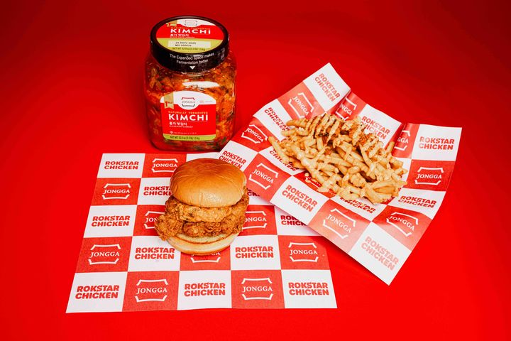 [서울=뉴시스] 대상 종가가 락스타치킨(Rokstar Chicken)과 협업해 선보인 종가 김치 치킨 샌드위치와 종가 김치 프렌치 프라이.(사진=대상 제공) *재판매 및 DB 금지