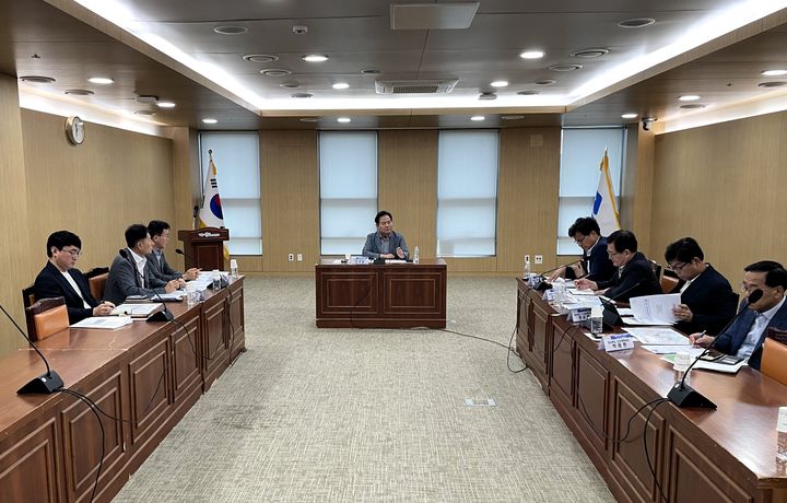 [안동=뉴시스] 지난 12일 도청에서 김학홍 행정부지사 주재로 포항시와 영일만 횡단구간 고속도로 조기 추진 대책 회의가 열리고 있다. (사진=경북도 제공) 2025.08.13. photo@newsis.com *재판매 및 DB 금지